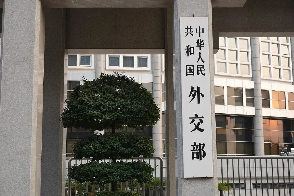 外交部发言人就英钢国有化问题答记者问