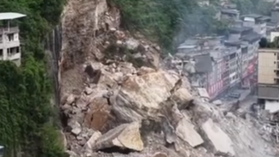 疏散群众后自己被困 重庆获救者回忆山体垮塌瞬间