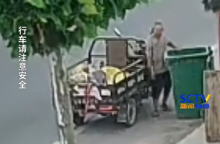 大爷转身捡草帽躲过后车撞击