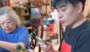 演员陈龙帮父母清理过期食品，吐槽生产日期字体又小又隐藏，要用放大镜找