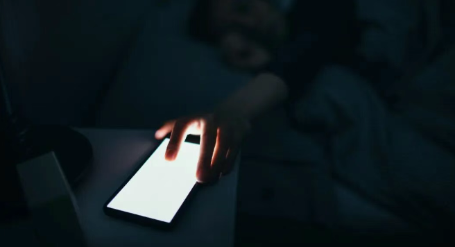 妻子半夜突然发现丈夫手机亮屏，近6万元瞬间被盗......