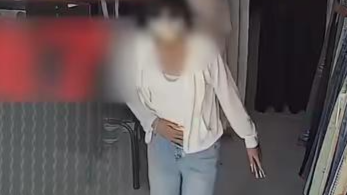 女子试衣间排便被曝光后威胁砸店