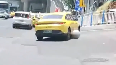 重庆“黄色法拉利” 硬扛滚落的石球