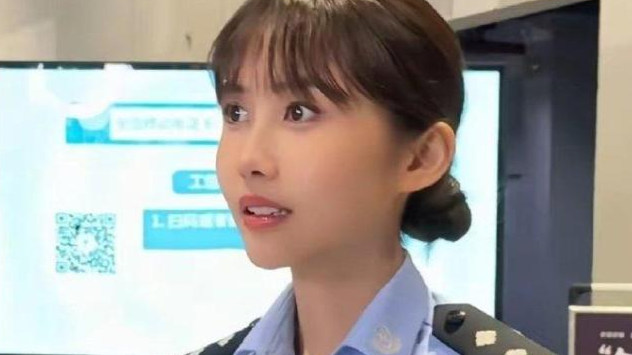 上海女警撞脸邱淑贞走红，身着警服身姿挺拔，网友称比本尊女儿更相像