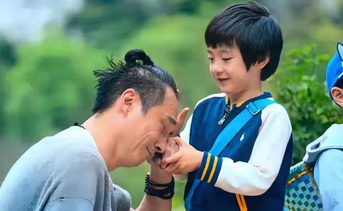吴镇宇儿子费曼晒高中毕业