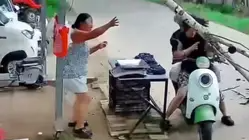 女子挑葡萄时与天降断枝擦肩，淡定继续挑了5块钱葡萄！摊主惊出一身冷汗