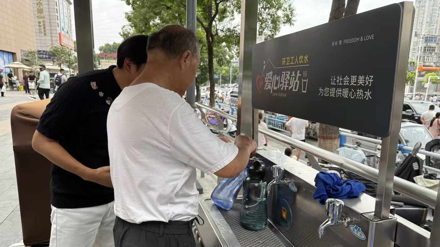 直饮水免费供应、宠物房空调16℃ 记者实探胖东来 市民称赞“极致温柔”