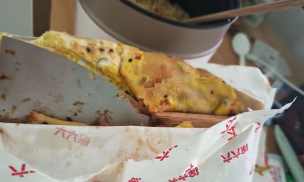 煎饼店误把铲子打包给顾客，店主紧急上门“售后”