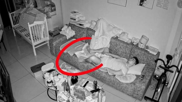 男子熟睡时脚伸到沙发下，无意间碰到狗狗，直接被狗咬了一口