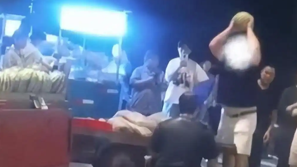 男子拿西瓜连环砸摊贩头，媒体评：不是硬气是傻气