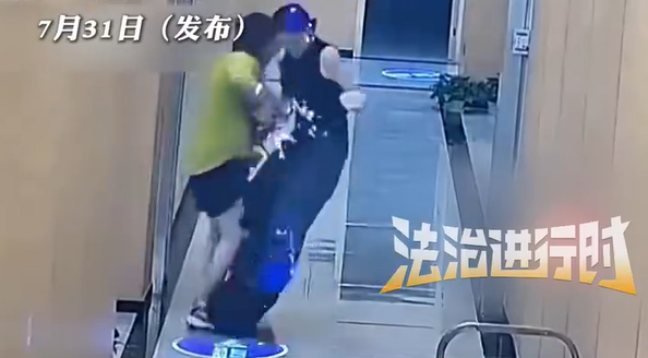 孕妇室内骑平衡车与人相撞致流产，律师：骑车女子或承担主要责任