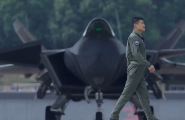 歼20发射导弹命中目标画面