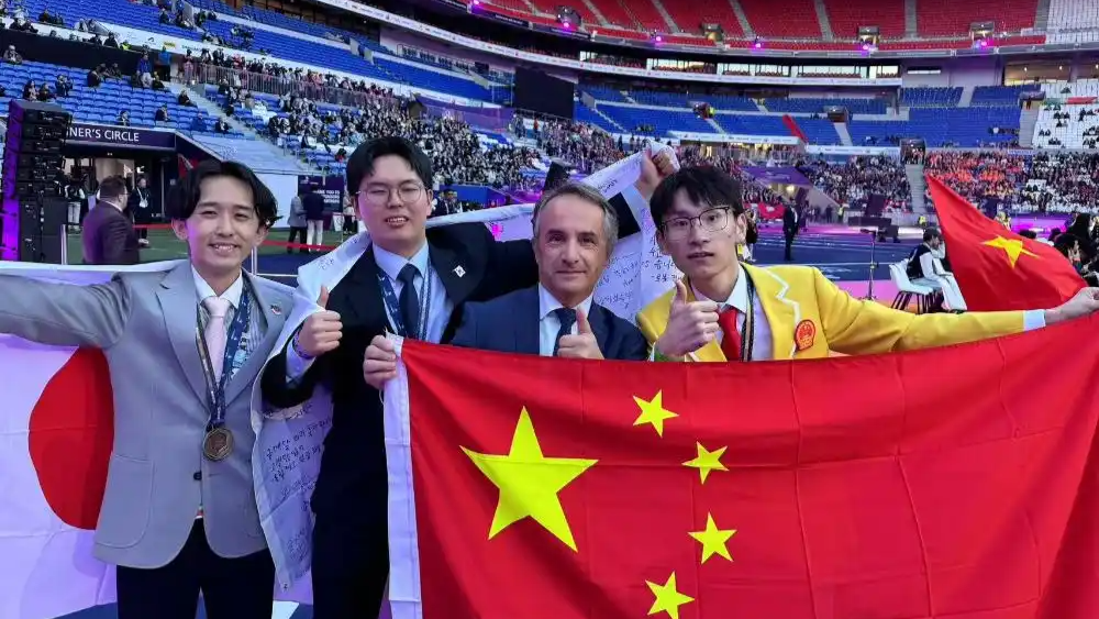 惊艳世界的00后制簪小伙回归讲台 匠心手艺传承不息