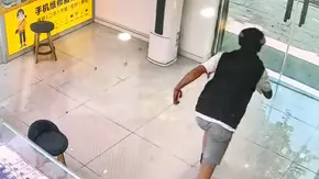 青岛两男子假装买手机趁机抢走4部手机，商家：已报警