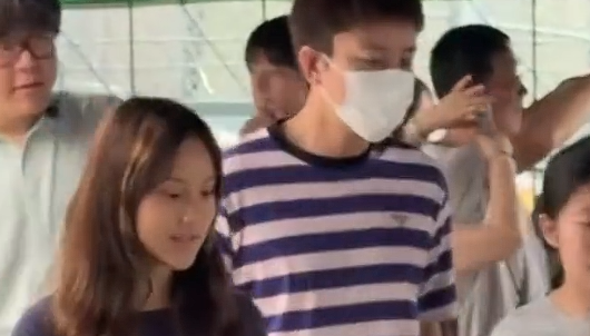 明星暑假也逃不过带娃，贾乃亮和甜馨逛东北虎林园