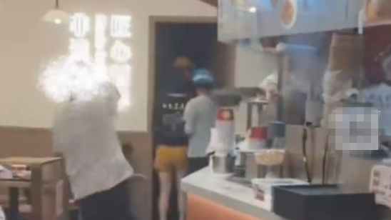 武汉一老字号店铺遭男子打砸，现场一片狼藉