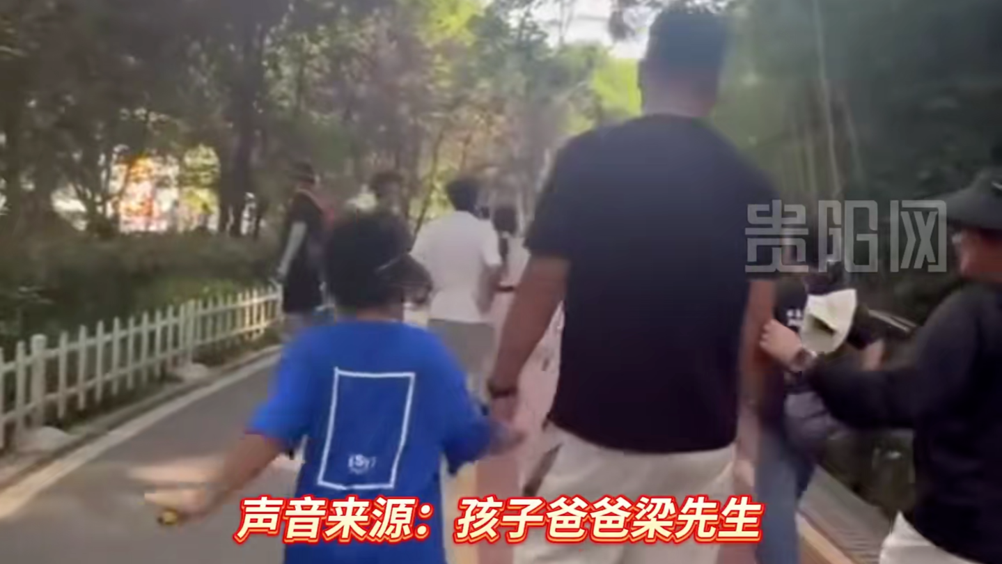 小男孩认错爸，走了一路才发现不对劲，亲爸和路人配合不出声