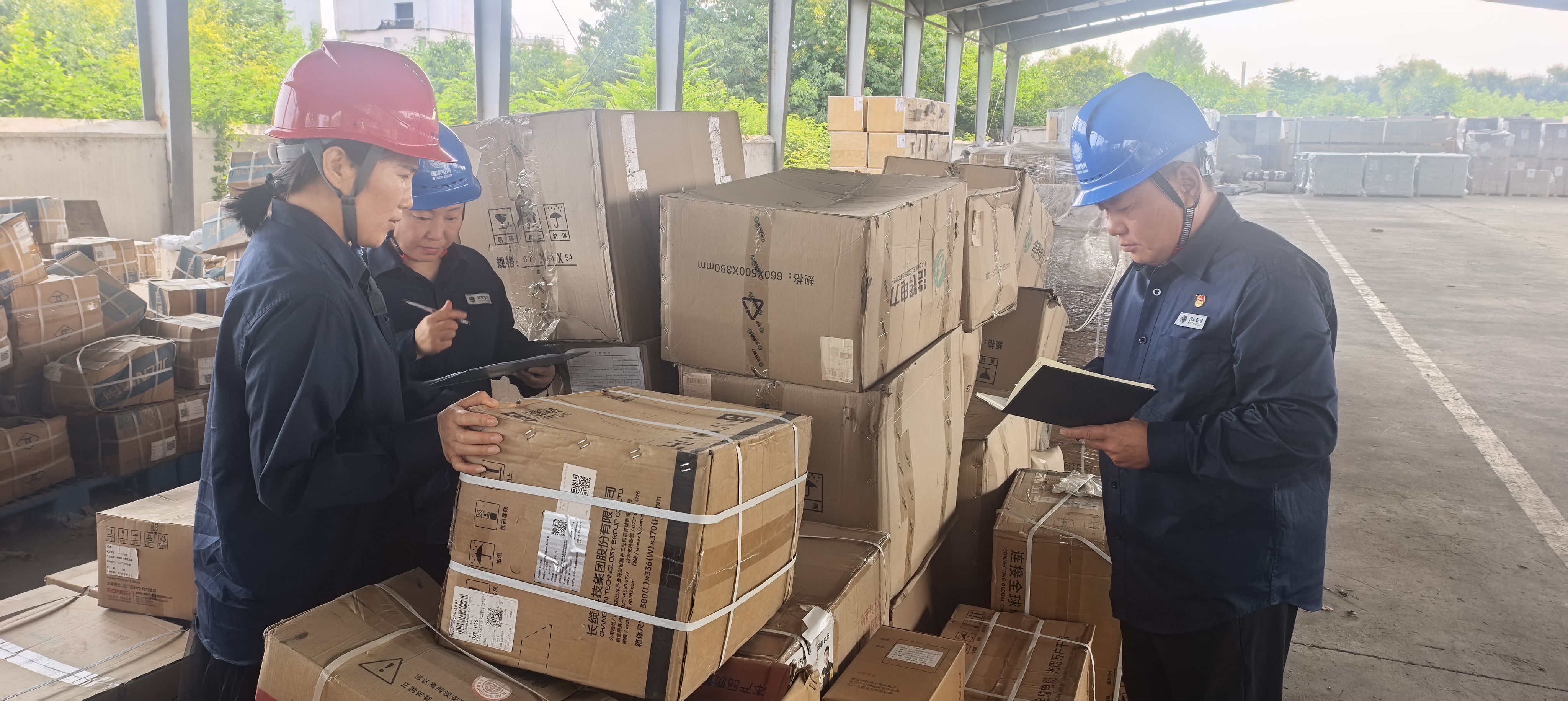 国网确山县供电公司：走访班组听心声 抓实仓储保安全