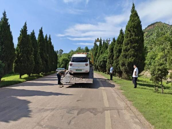 辆亏电滞留路边 平顶山石龙区交通执法人员暖心施救