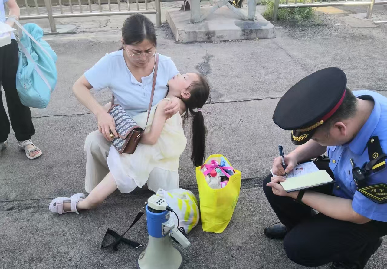 生命接力！旅客突发疾病，西平车站接力救援上演生死时速