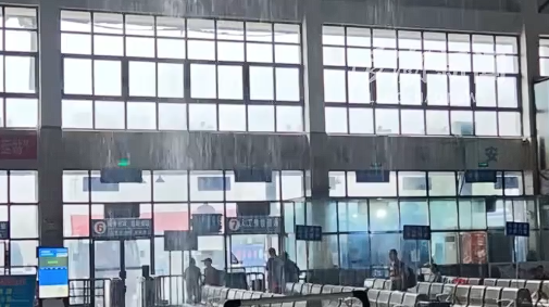 湖南张家界中心汽车站顶棚漏雨，工作人员称维修缺资金
