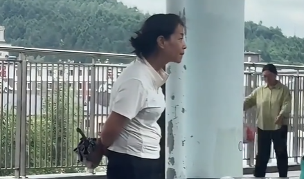 妈妈与女儿挥手告别后转头哭泣