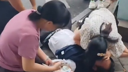 护士在接送孩子途中听到呼救，立刻停车救人