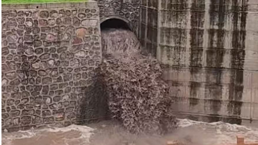 三门峡渑池发布暴雨黄色预警，仙门山景区临时闭园 工作人员：排水渠像瀑布