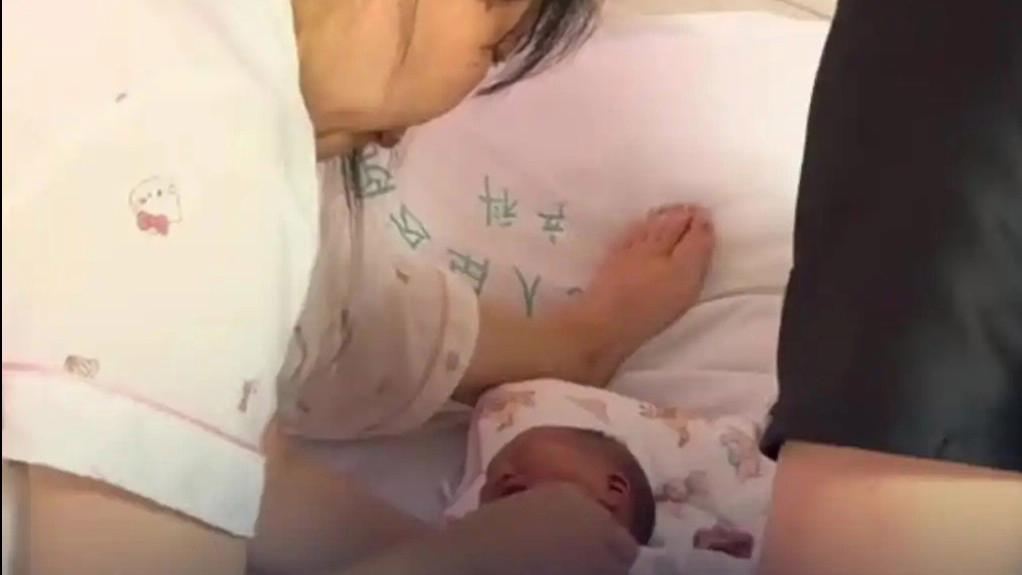 47岁妈妈突然产女 26岁女儿:很震惊