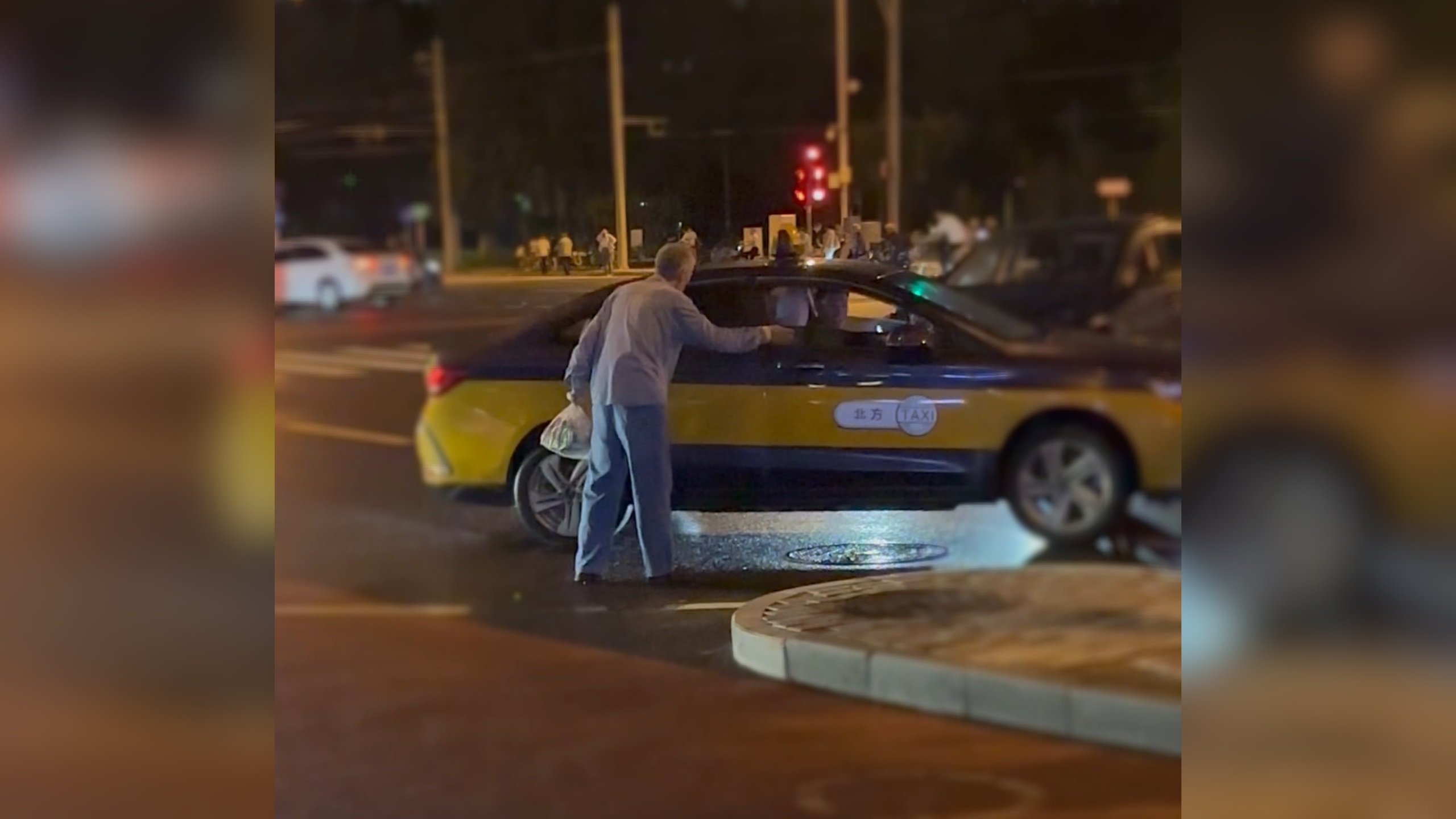 视频点赞破二百万，河南小伙北京街头帮助遇困老人，收获退伍老兵精神洗礼
