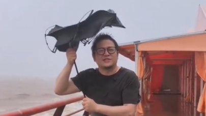 台风“白海豚”逼近浙江沿海，记者：“140多斤的我也很难静止站立”