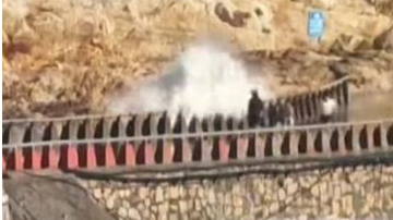 台风“白海豚”登陆前，一家4口跑过温岭海边堤坝，9岁男孩被巨浪卷走