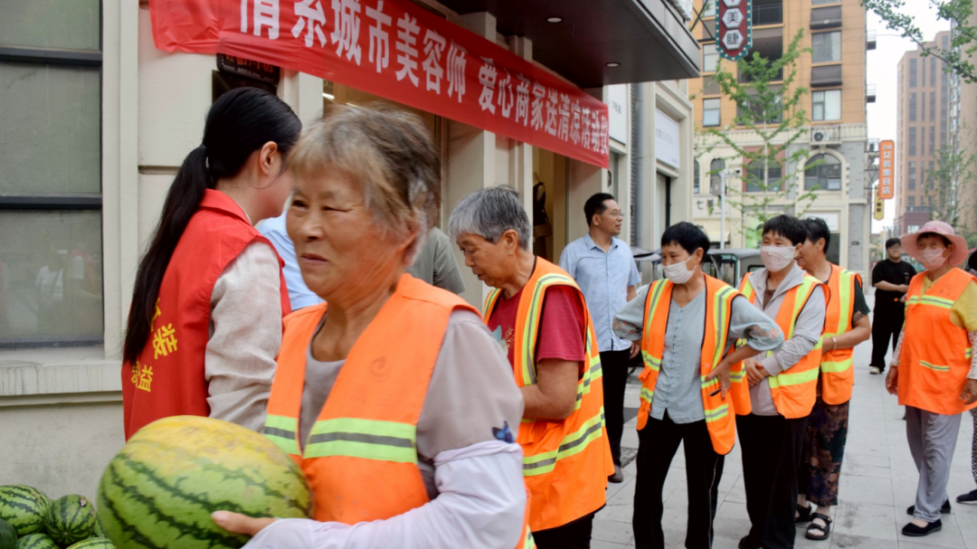 西平县开展 “情系城市美容师 · 爱心商家送清凉” 慰问活动