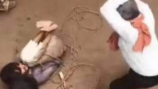 印女子出轨被撞破与情夫一起遭毒打，目前当地警方正在介入调查