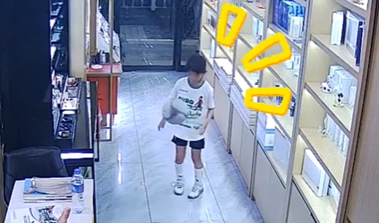 女孩在自家店里完成12部位颠球 网友：这就是天赋