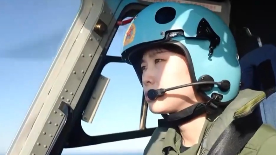 现场画面！海军首批舰载机女飞行学员完成昼间着舰单飞考核