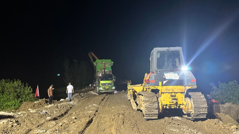 直击现场：清潩河鄢陵县仓头村段抢险正在封堵