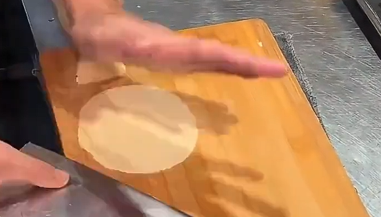 放弃擀面杖！男子用菜刀擀酥皮一秒一张，这熟练度你给打几分