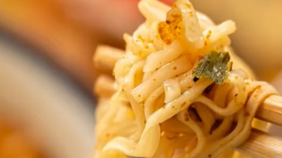 方便面是垃圾食品？ 医生：热量高、钠含量高，别配火腿肠一起吃