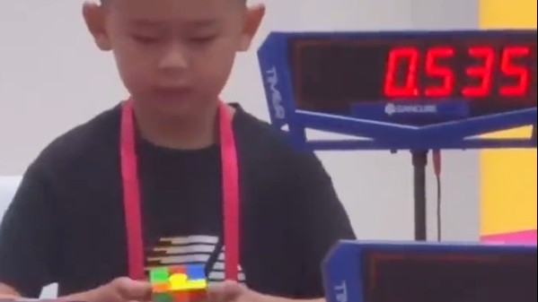 7岁男孩破三阶速拧单次中国纪录 网友：手快到模糊