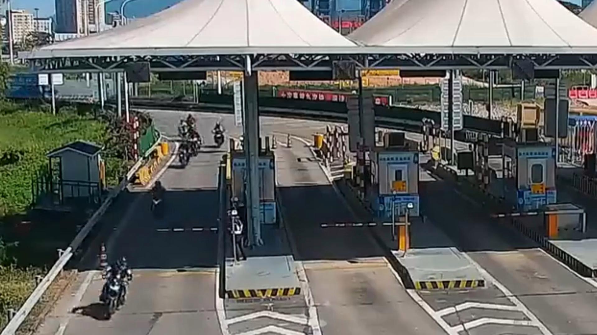 10台摩托车组团冲卡上高速，1人死亡！车队组织者及提议违规者被追究刑责
