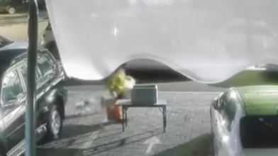 女子凌晨倒24瓶爱心水只为拿走空瓶，被监控拍下，店主：不要把善意辜负了