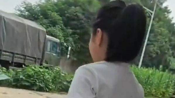 7岁小女孩两次给路过解放军送苹果 官兵暖心回赠小礼物