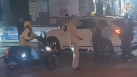 外卖小哥机智“甩车”撞翻持刀男！本人回应