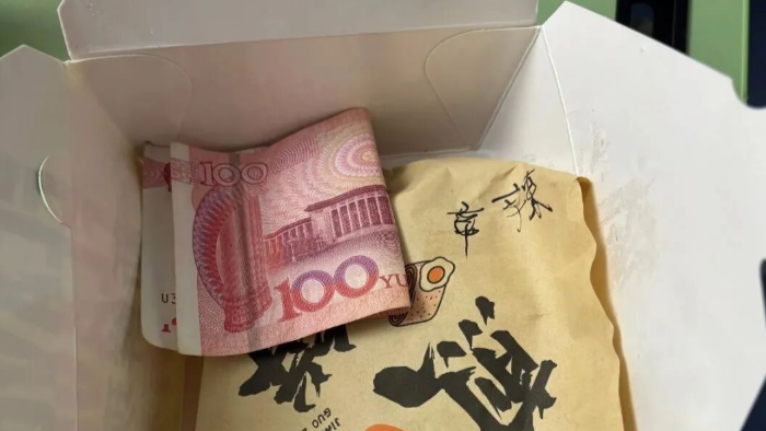 外卖订单备注“孩子化疗一半不辣一半微辣”，店主悄悄在餐盒里塞了100元