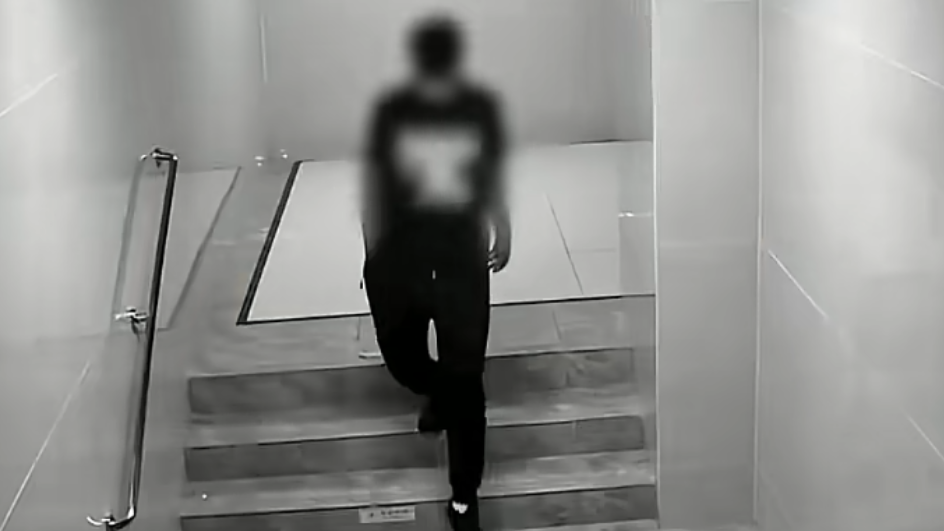 小偷用携带的假酒调包真酒，专门盗窃居民储藏室内存放的名酒及各类贵重物品