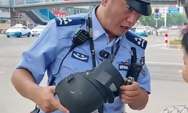 大妈将孙子“三级头”当头盔，辅警拦下后现场普法，游戏道具莫当真