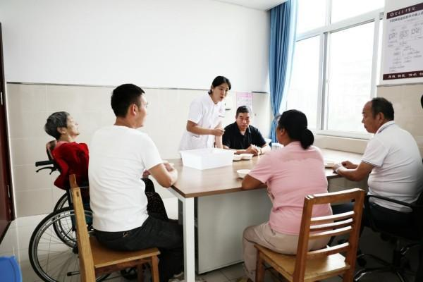 平顶山宝丰县中医院脑病一科：豆子上岗当教具，助力患者肢体康复