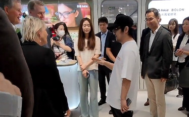 外交部原发言人耿爽与美国驻华大使庞德伟体验杭州AI眼镜，庞德伟买了一副