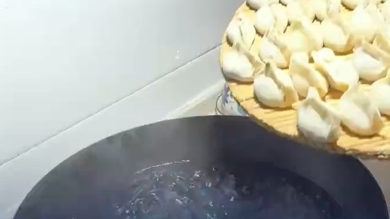 男子徒手捞水饺致右手80%皮肤脱落，医生：烫伤后别乱撕水泡